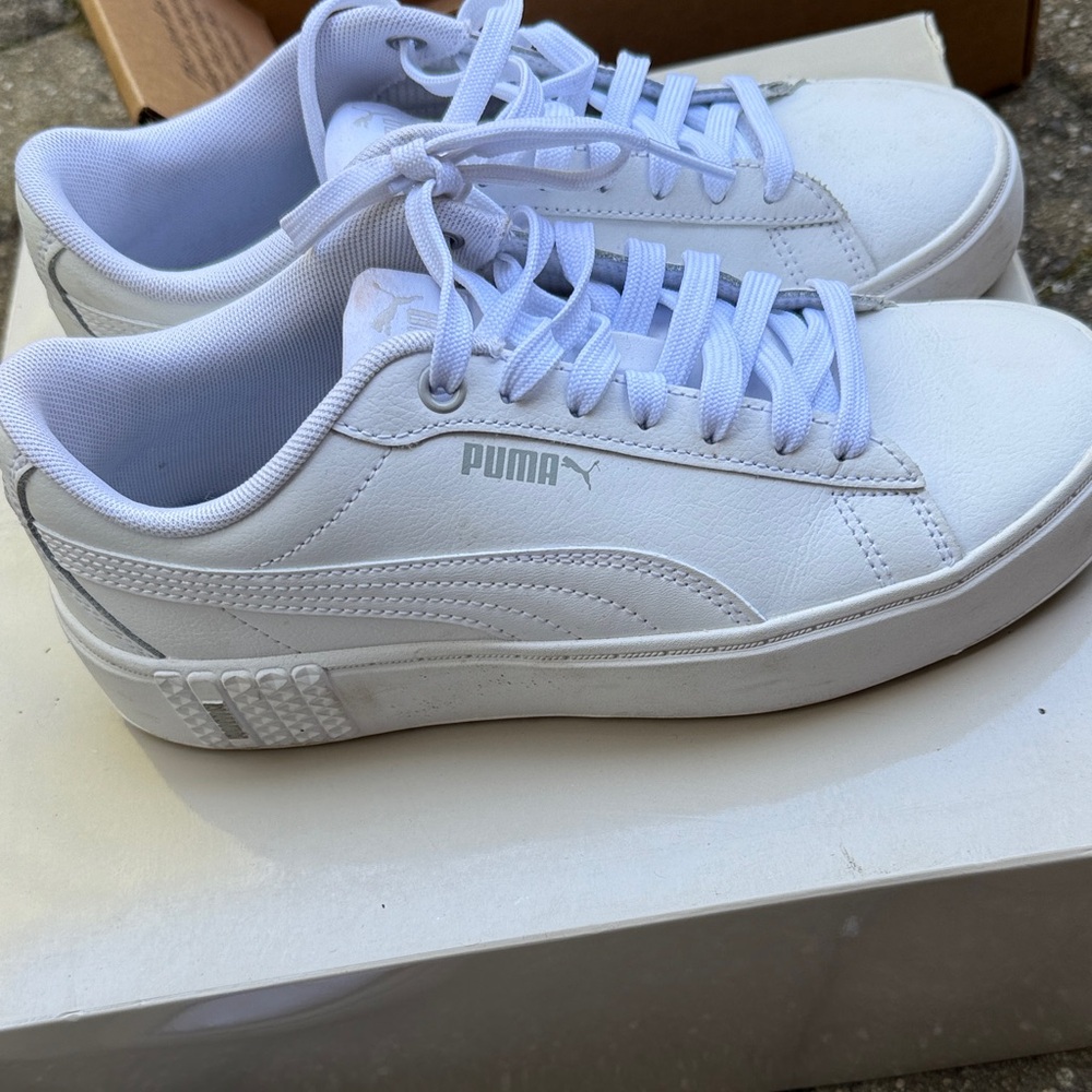 Puma smash platform v2 L white platform sneaker size 7